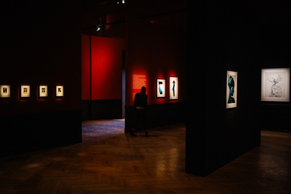 معرض في باريس لأعمال مصور الموضة الإيطالي باولو روفرسي